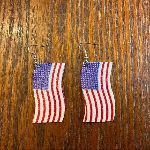 🇺🇸American Waving Flag Silver Hook PU Leather Hanging Earrings! - Picture 6 of 6
